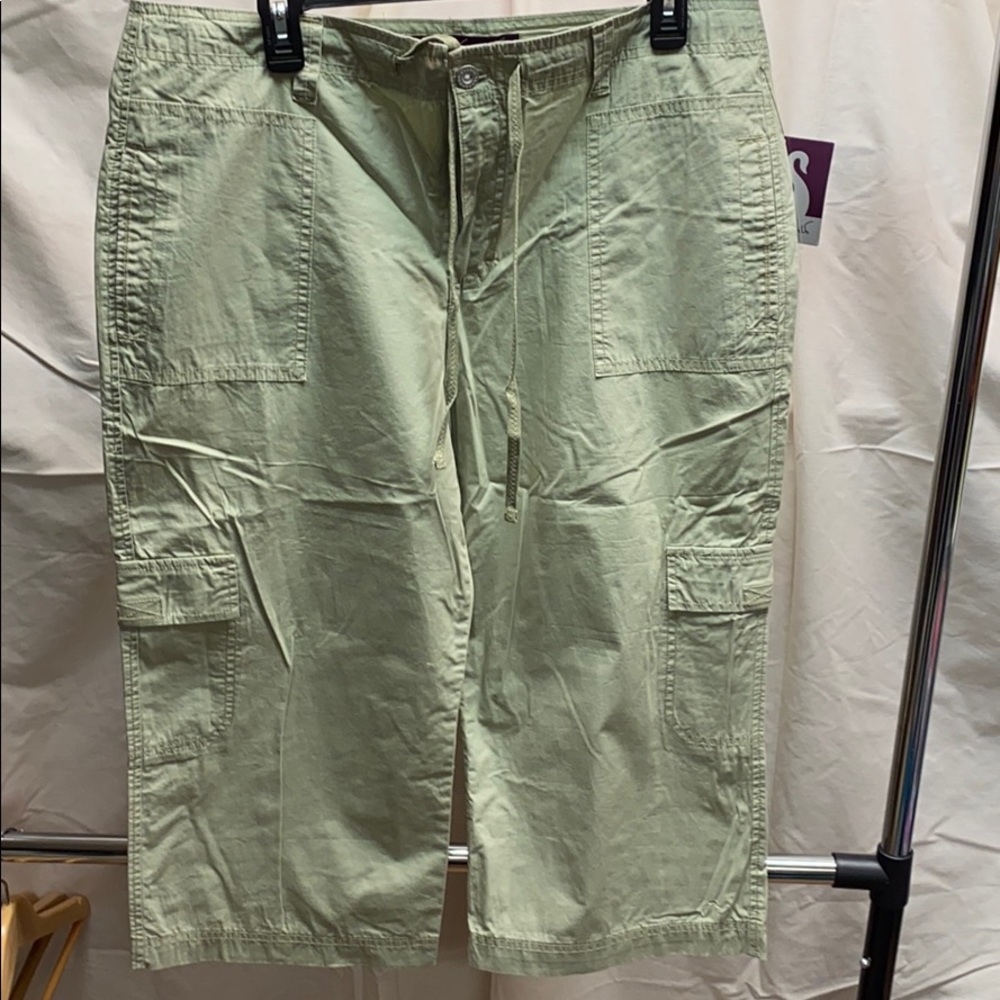 16P - NWT green capris - Gloria Vanderbilt